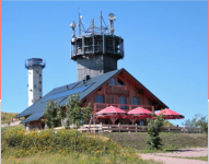 Die Neue Gehlberger Htte - Gaststtte auf dem Schneekopf, dahinter der Fernmeldeturm und der Kletterturm