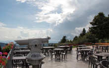 Die Aussichtsplattform auf dem Inselsberg nach einem Regenschauer