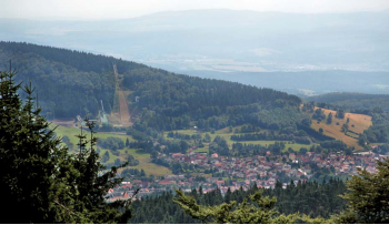 Blick vom Inselsberg auf Brotterode, links die Inselsbergschanzen