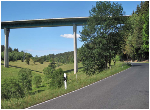 Autobahnbrcke Dambachtal der A73 und die Landstrae nach Altendambach