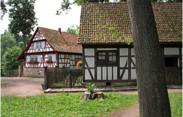 Haus eines Pferdehndlers, rechts das Haus eines Einzelbauern.